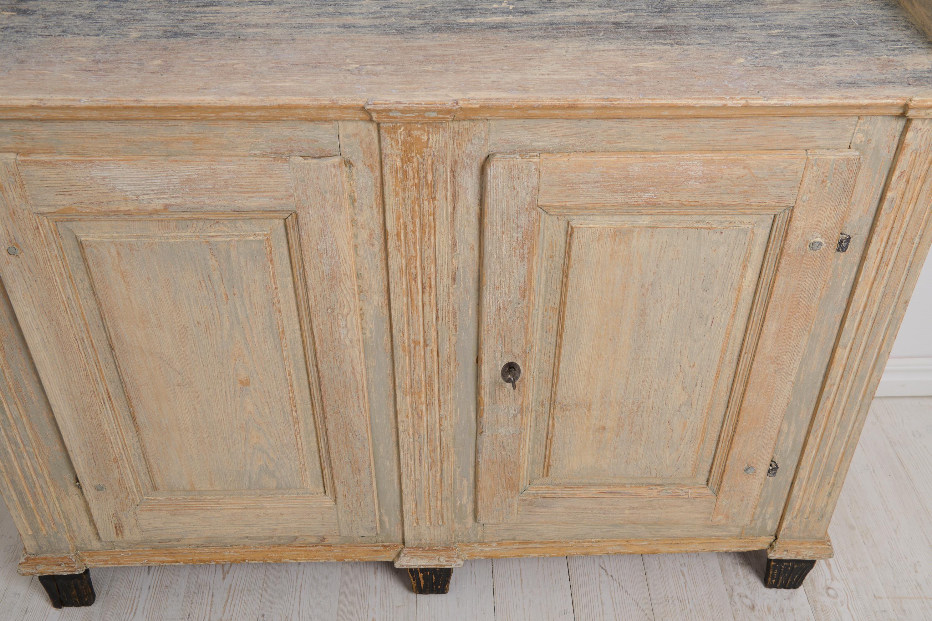 Echtes antikes klassisches Gustavianisches Sideboard aus Kiefer aus Nordschweden (Kiefernholz) im Angebot