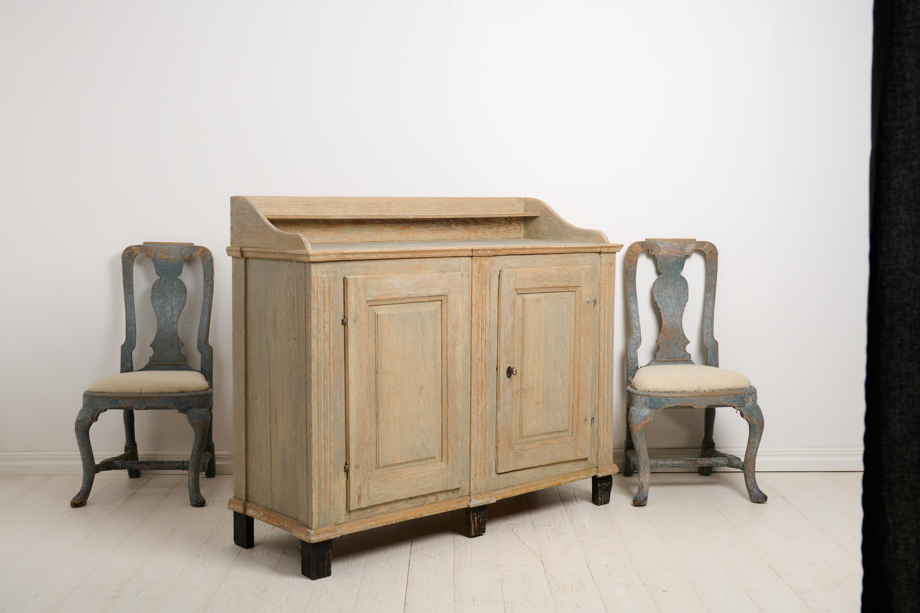 Echtes antikes klassisches Gustavianisches Sideboard aus Kiefer aus Nordschweden im Zustand „Gut“ im Angebot in Kramfors, SE