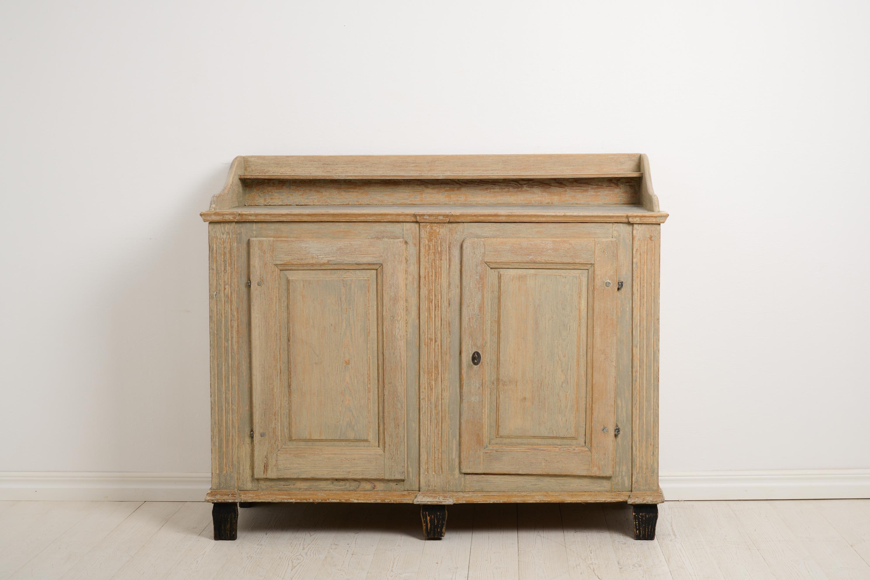 Echtes antikes klassisches Gustavianisches Sideboard aus Kiefer aus Nordschweden (18. Jahrhundert) im Angebot