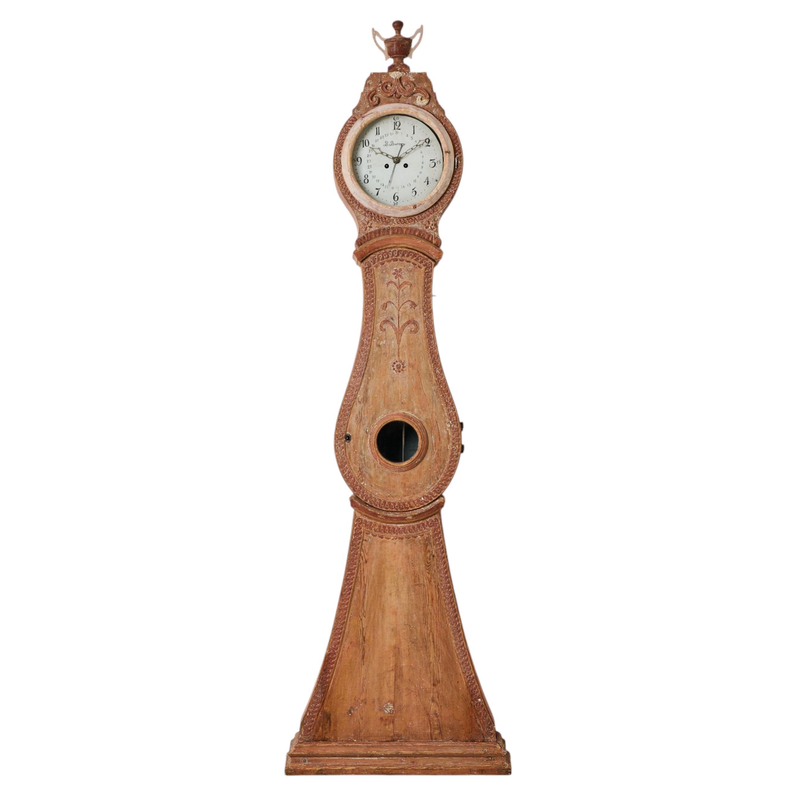 Horloge de parquet authentique de style gustavien, en pin massif, sculptée à la main, Suède, vers 1790