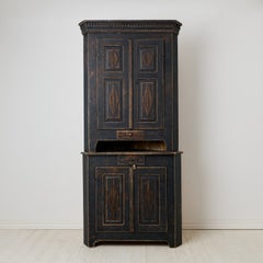 Armario de esquina de estilo gustaviano, de pino macizo, norte de Suecia, circa 1810-1820
