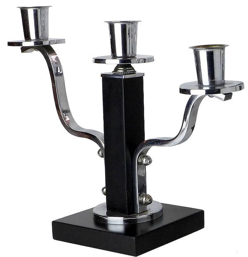 Paire de candélabres assortis Art Déco moderniste en bois laqué ébène et métal chromé. Datant des années 1930 et originaire de Belgique.
L'état du chrome est excellent, tout comme celui du bois noir.
  