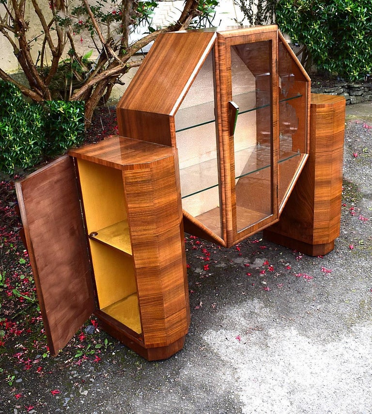 Stylish Art Deco Vitrine Display Cabinet in Walnut, circa 1930s im