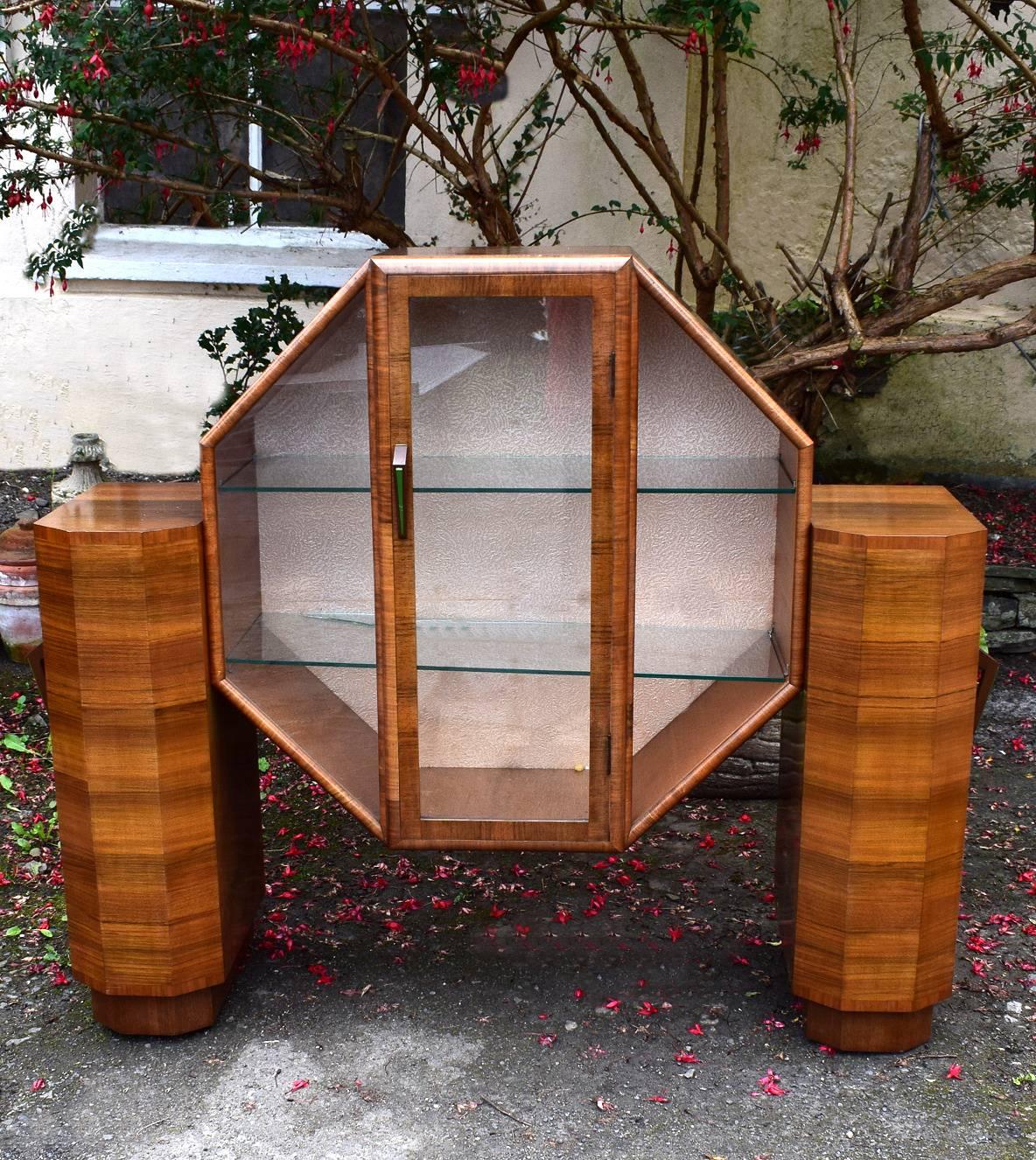 20th Century Stylish Art Deco Vitrine Display Cabinet in Walnut, circa 1930s