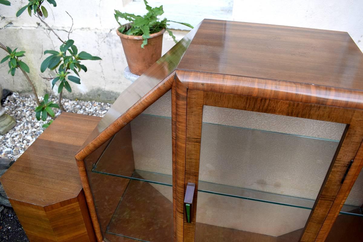 Stylish Art Deco Vitrine Display Cabinet in Walnut, circa 1930s 2