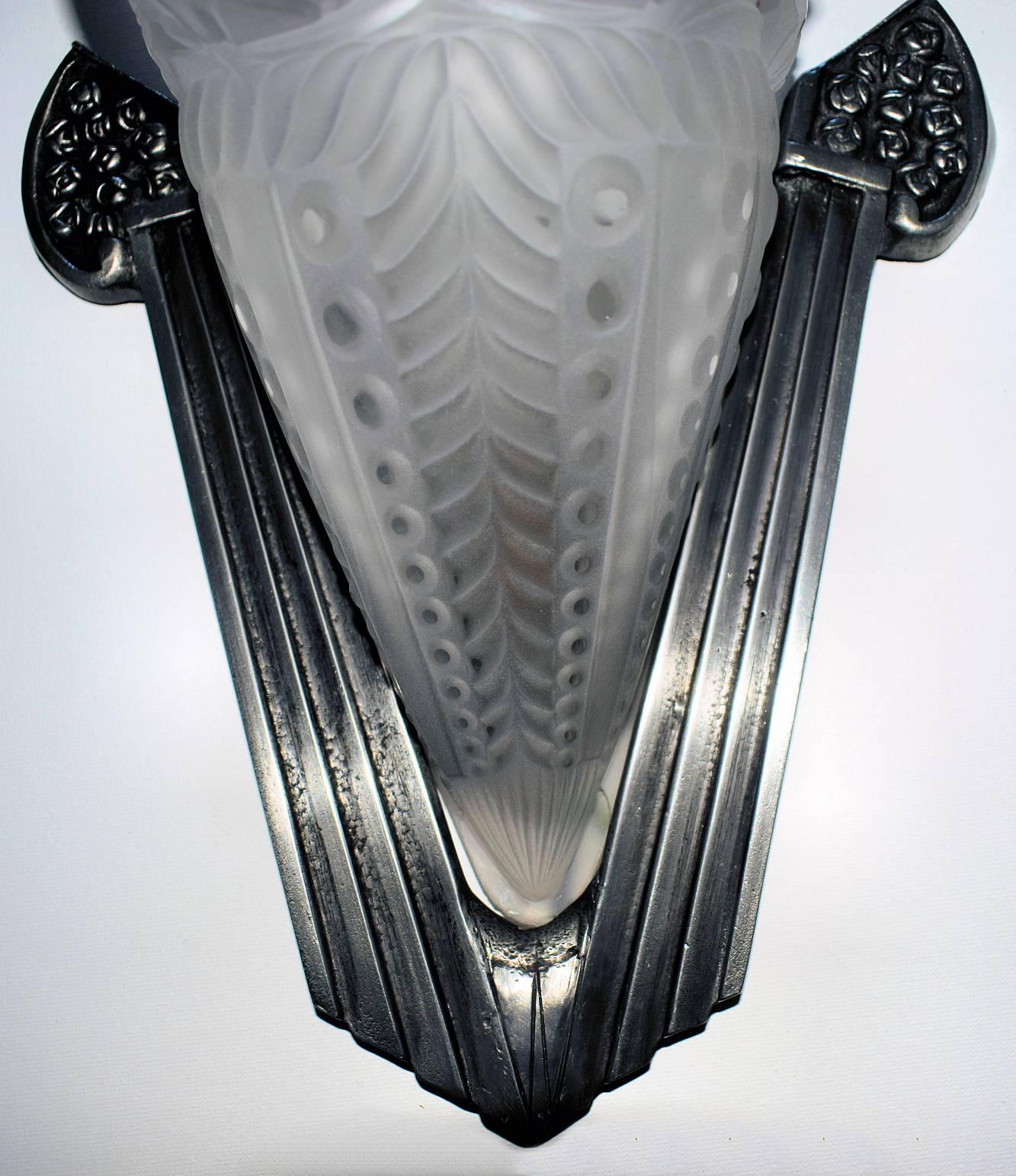 French Art Deco Pair of Wall Light Sconces In Good Condition For Sale In Devon, England