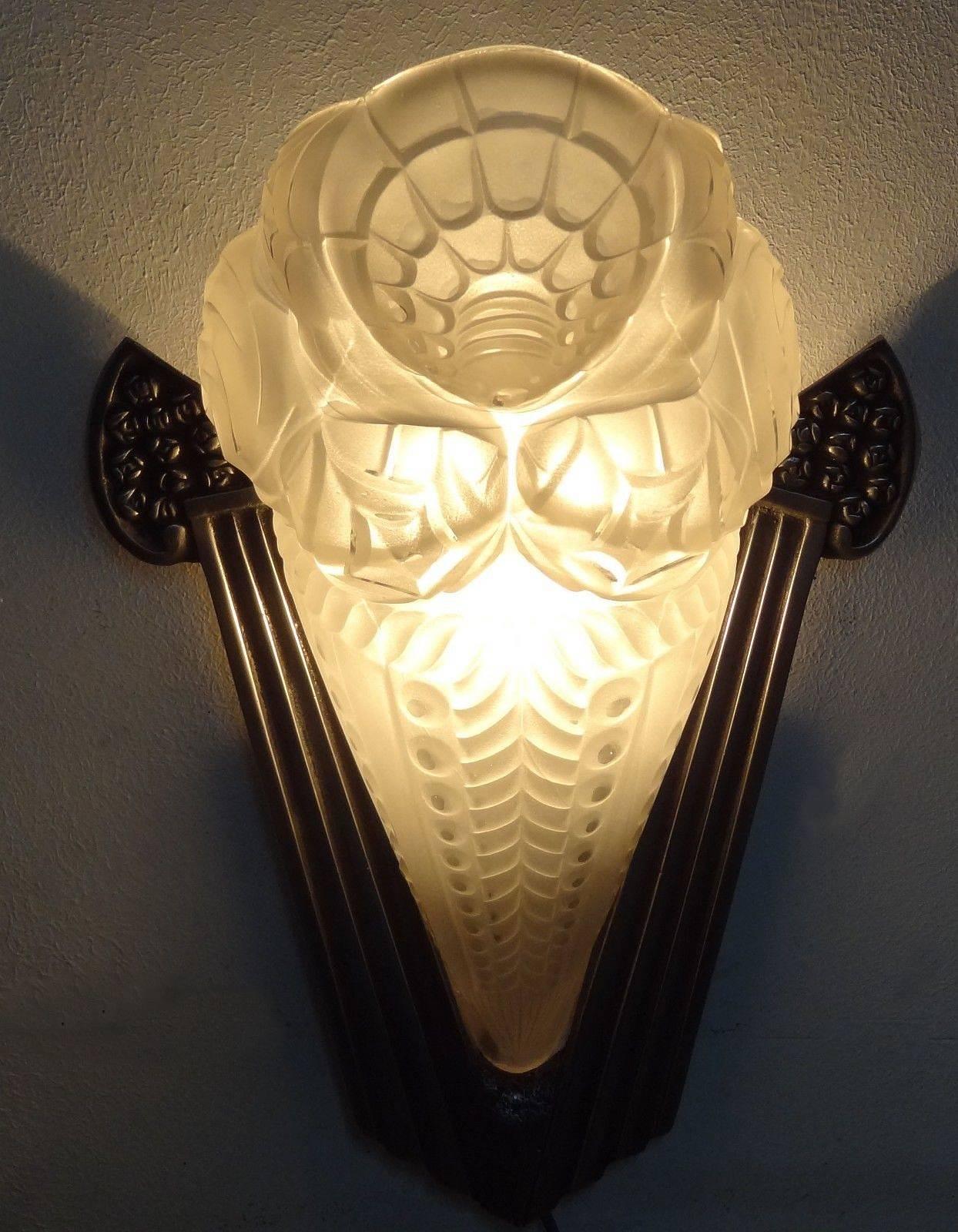 Französisch Art Deco Paar Wandleuchten Sconces (Metall) im Angebot