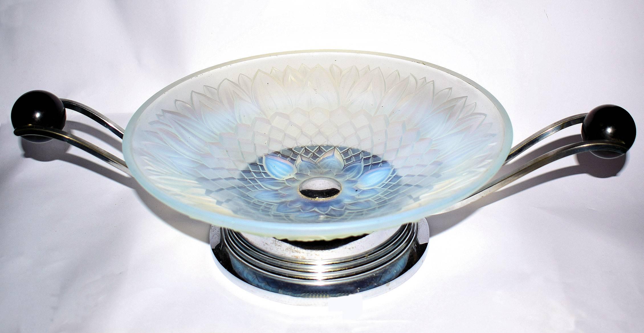 Glass Large Art Deco French Opalescent Coupe, circa 1930