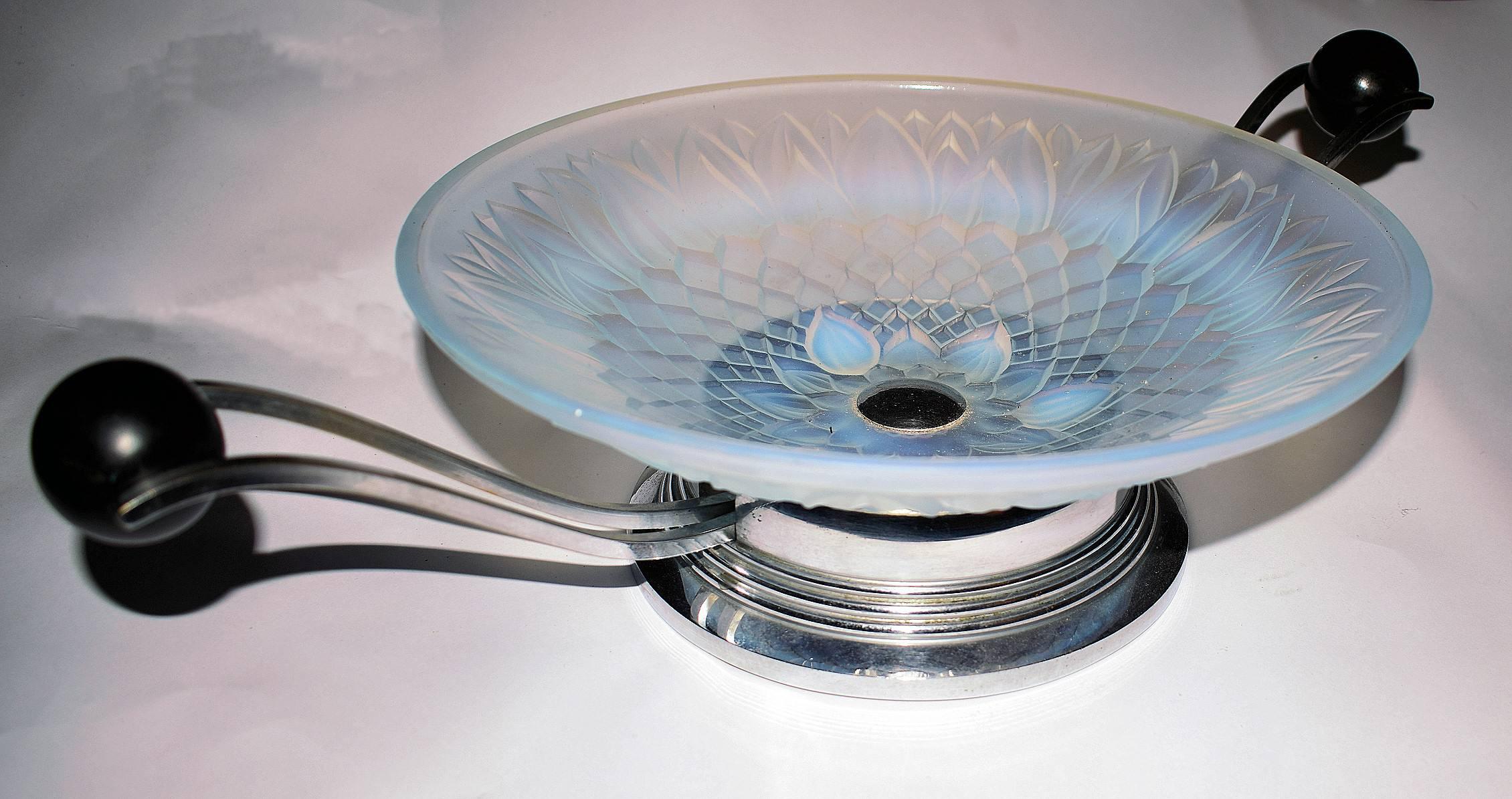 Large Art Deco French Opalescent Coupe, circa 1930 1