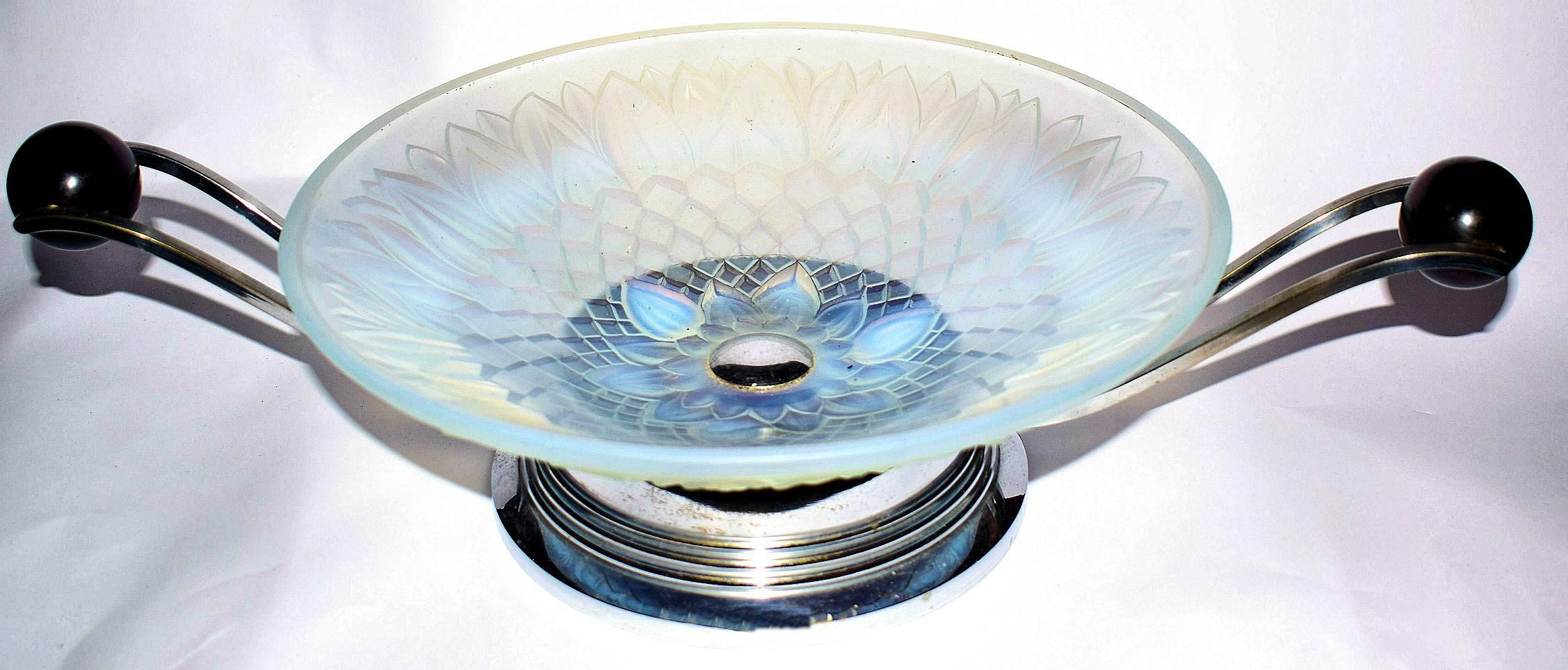 Large Art Deco French Opalescent Coupe, circa 1930 2