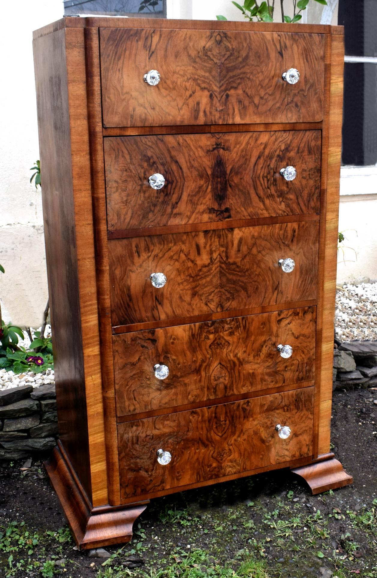 English Art Deco 1930s Walnut Chest of Five Drawers In Good Condition In Devon, England