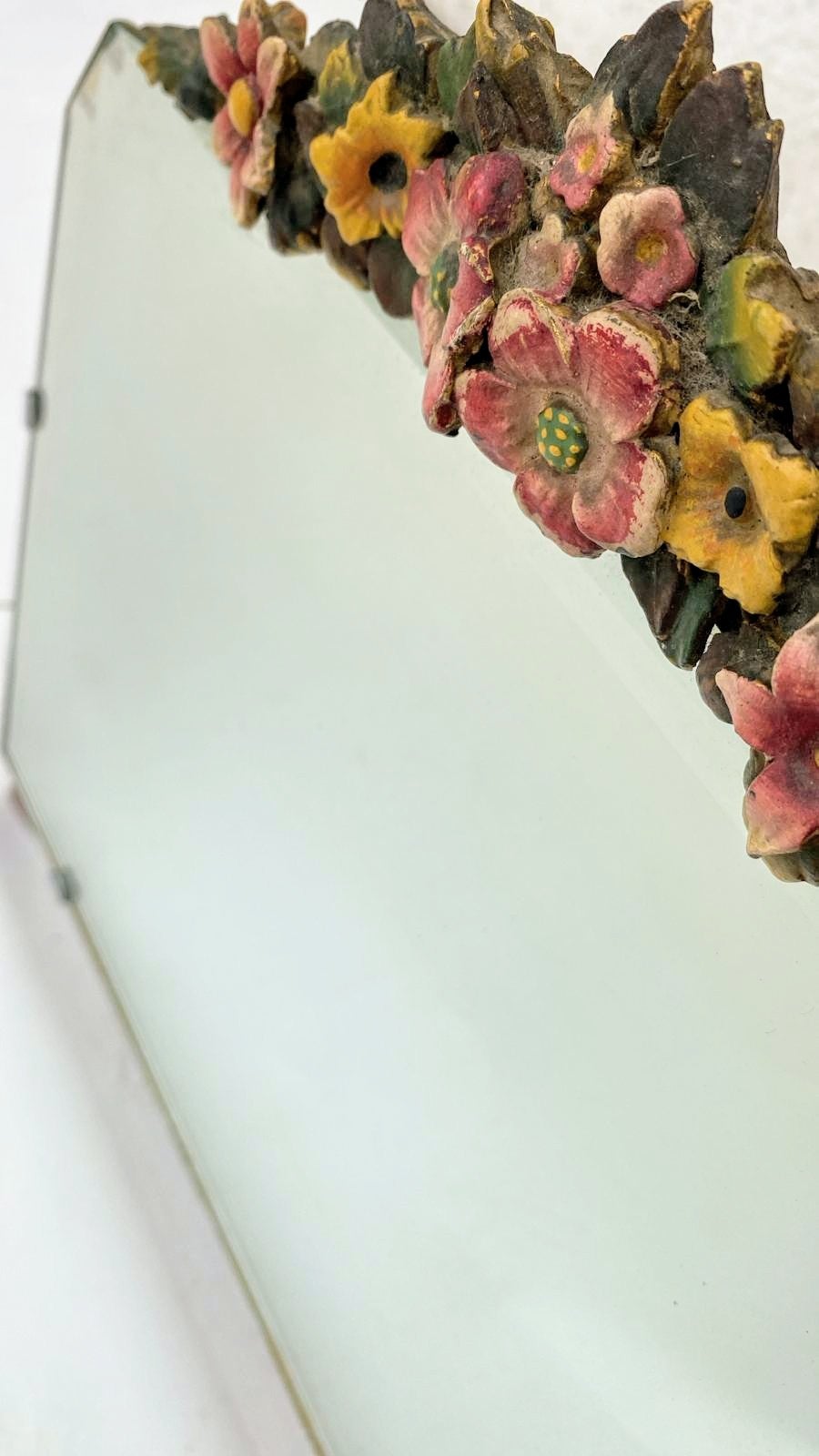 Rara specchiera originale Art Deco Barbola Smussata Floreale. Si tratta di un pezzo assolutamente stupefacente, totalmente originale, realizzato in Inghilterra e risalente agli anni '30. Splendidi colori pastello, ben dettagliati e dipinti a mano, i