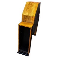 Espectacular vitrina expositora Art Decó de nogal, inglesa, hacia 1930