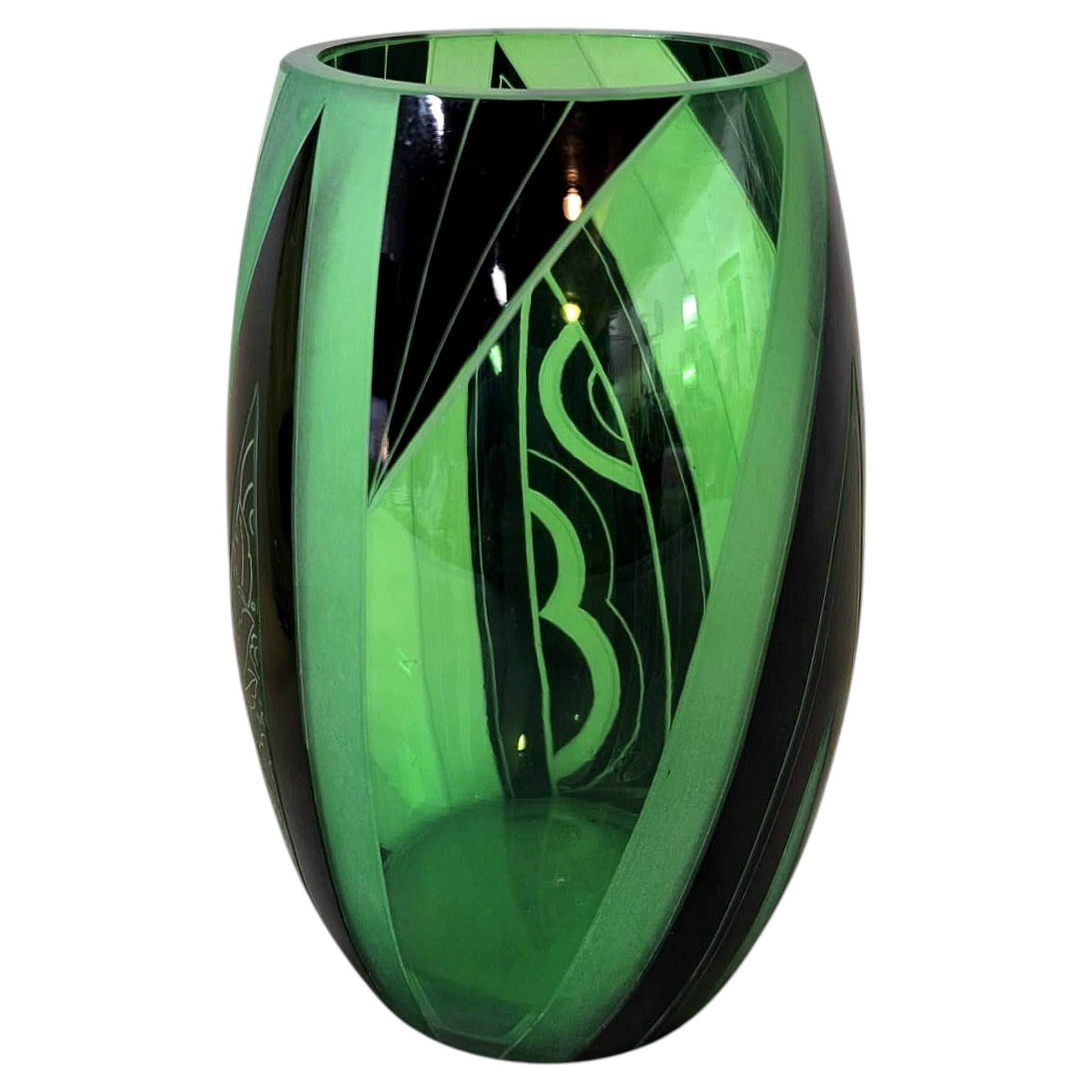 Splendido vaso in vetro all'uranio in stile Art Déco di Karl Palda, Praga, 1930 circa