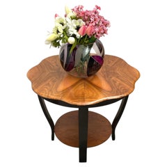 Jolie table basse Art déco à deux niveaux en noyer figuré, d'origine anglaise, vers 1930