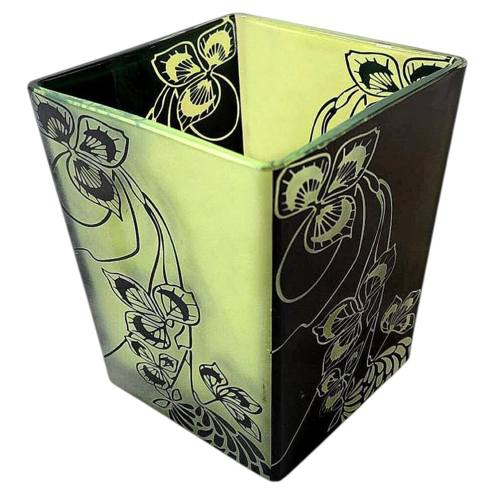 Vaso quadrato in vetro Art Déco con uranio, Repubblica Ceca, 1930 circa in vendita