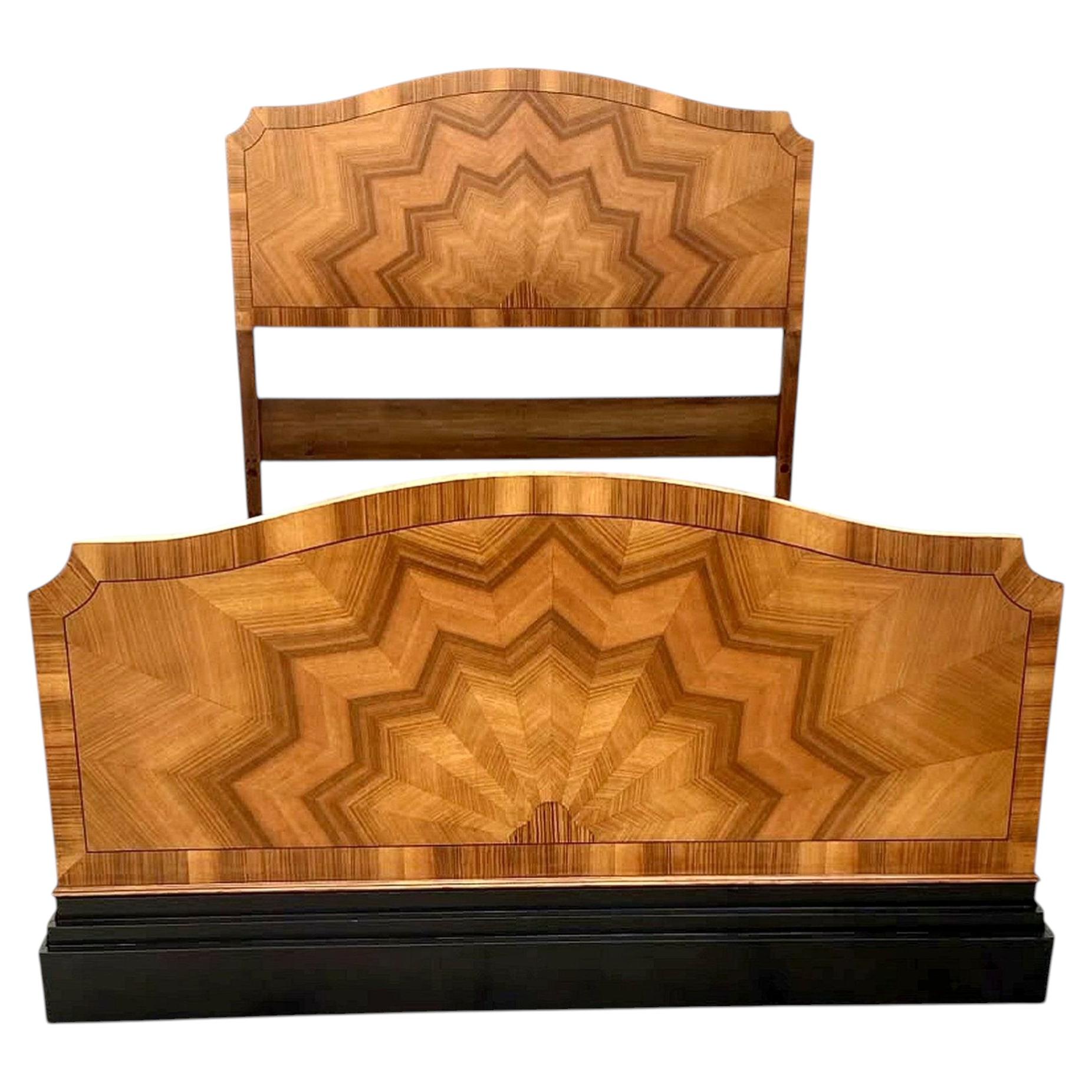 Spettacolare letto matrimoniale in noce in stile Art Déco, inglese, 1930 circa