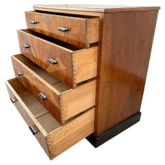Élégante commode Art déco en noyer à motif « Sunray » à quatre tiroirs, vers les années 1930