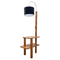 Elegante lampada da terra in stile Art Déco in noce con tavolino a due ripiani, inglese, 1930 circa