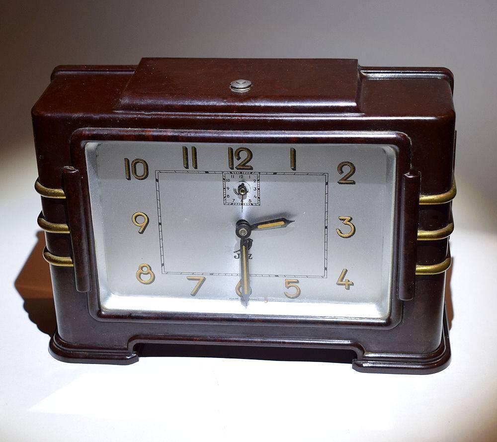 Very attractive and totally authentic 1930s Art Deco French bakelite clock by Jaz. Condition is excellent, there are no chips or discolouration to the bakelite. It keeps very good time having been professionally serviced recently. We haven’t tried