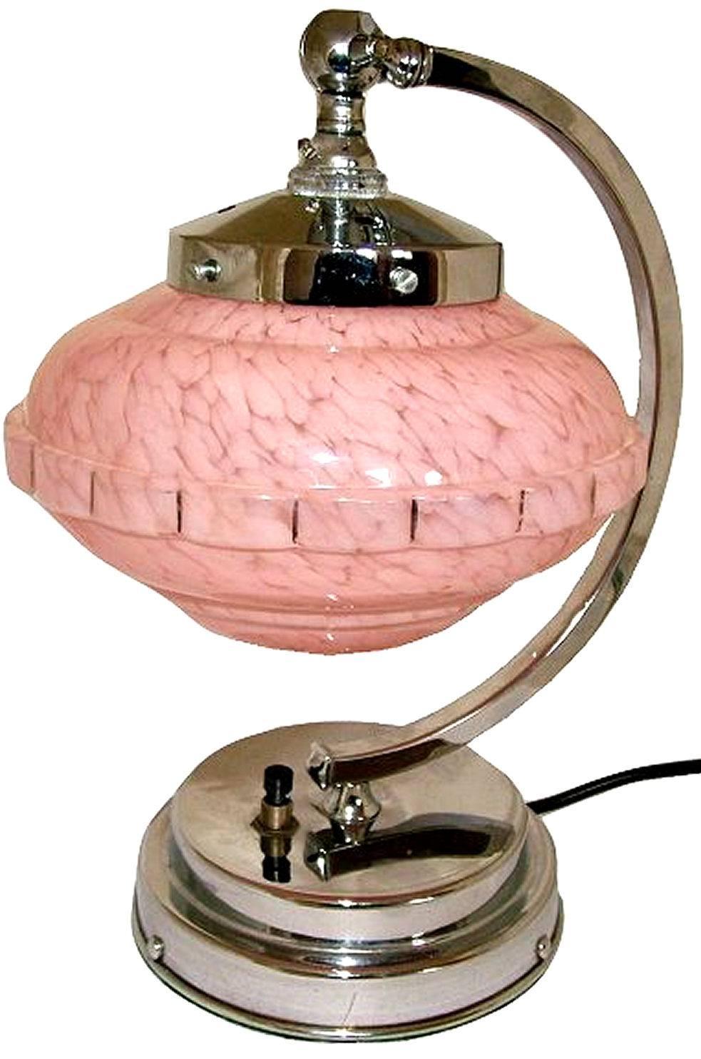 Lampe de table à angle droit Art Déco des années 1930 en chrome en très bon état de fonctionnement. Avec sa base en escalier et son abat-jour en verre à effet de marbre rose, ce luminaire est un véritable joyau iconique de l'Icone. L'abat-jour peut