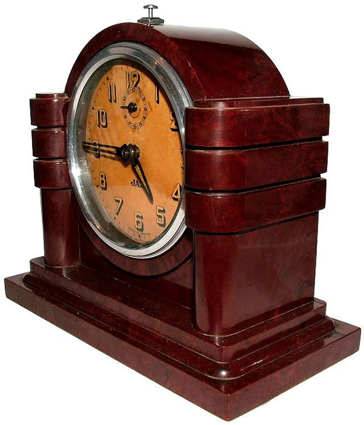 Very attractive 1930s Art Deco French bakelite clock by JAZ. This is one of the more rare and uncommon bakelite cases, ideal as a bedroom or office clock we thought. This delightful clock is in full working order and has been fully serviced by our