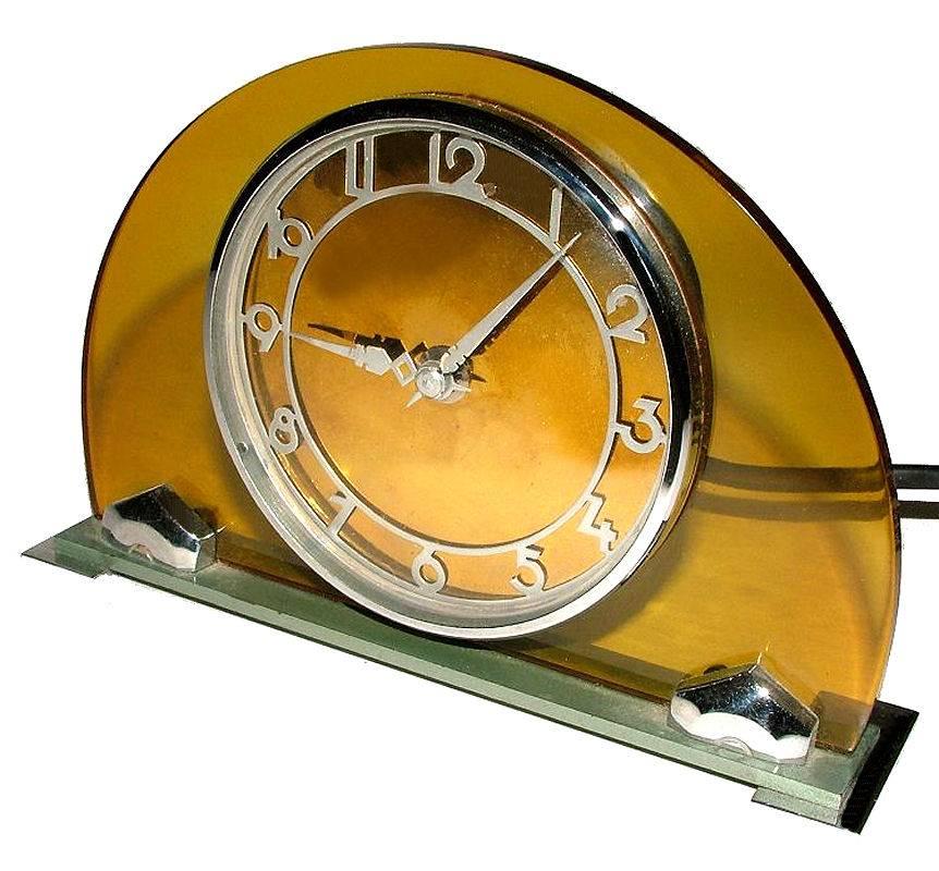 Superbe horloge Art Déco des années 30, en bakélite chromée et jaune, avec une touche moderniste. Fabriqué par Genalex, une société anglaise. Plastique ancien en perspex de couleur jaune moutarde avec chiffres et lunette chromés. Cette horloge
