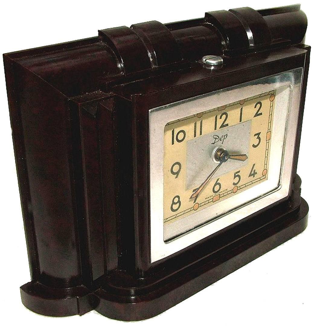 Très belle horloge Art Déco française en bakélite des années 1930, signée Dep. Cette délicieuse petite horloge est super rare, en fait c'est la deuxième que nous avons jamais eue ! Fabriqué à l'origine pour servir de réveil de voyage, mais