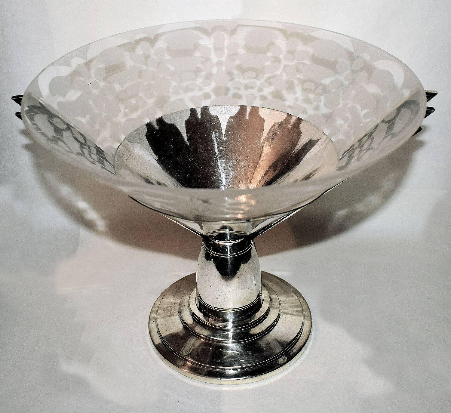 French Art Deco Silver Plated Bronze and Etched Crystal Glass Coupe Bowl, circa 1930