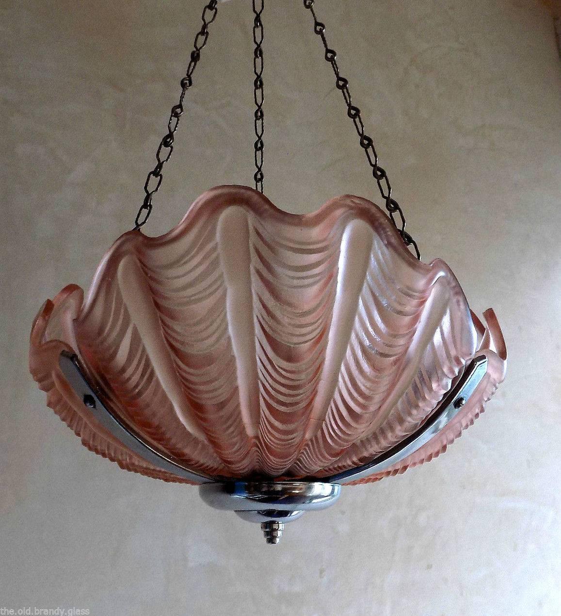 A gorgeous 1930s Art Deco ceiling light, the chrome bracket is in perfect condition and holds the three soft cranberry shells firmly in place. These are all in excellent condition. Comes with three chains and chrome ceiling hook. Height / drop from
