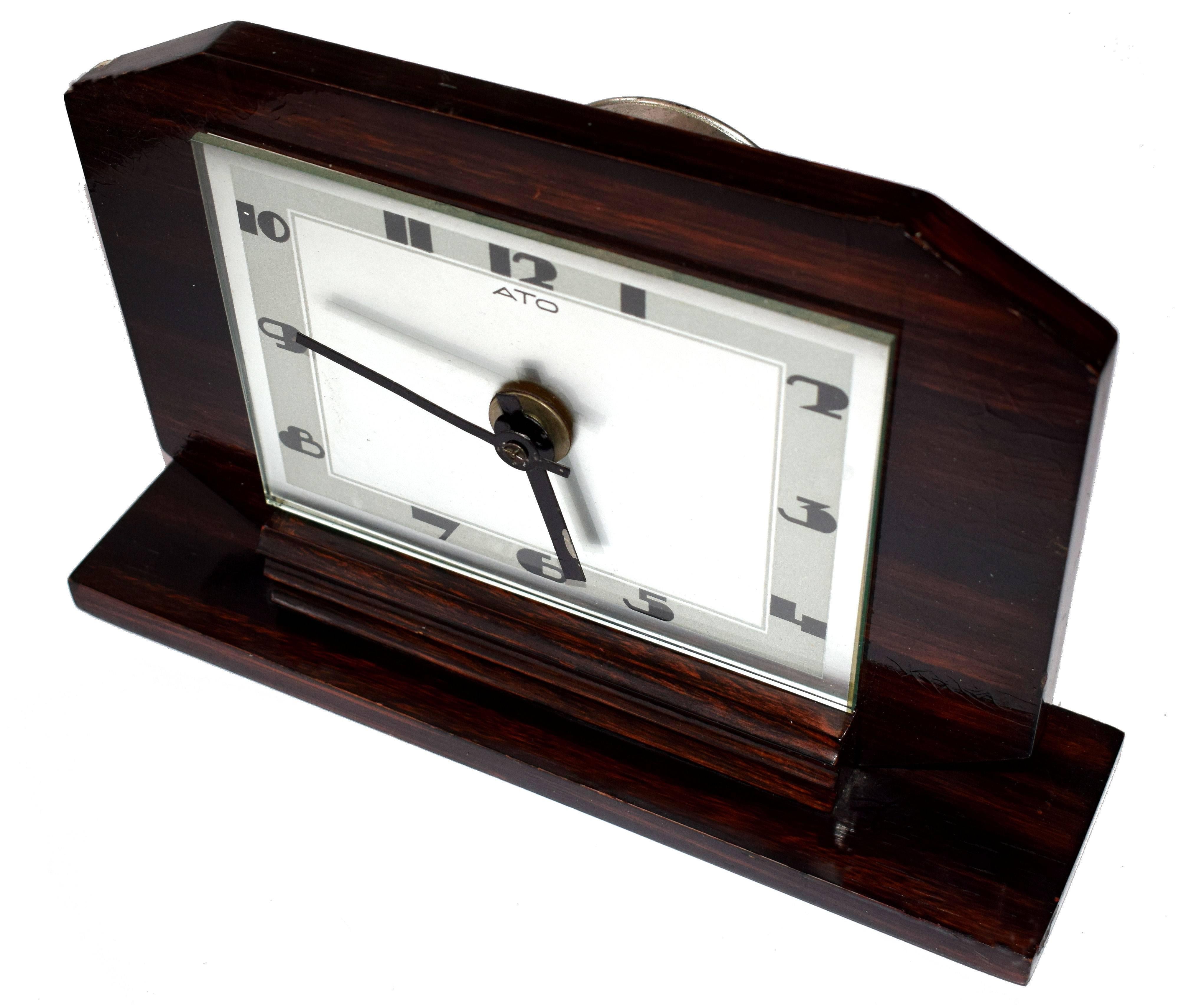 Superbe horloge Art Déco des années 30 par les horlogers français ATO . Le boîtier en bois de Macassar contrastant avec le cadran argenté et les chiffres Art déco très stylisés est tout simplement impressionnant, une horloge qui ne peut être