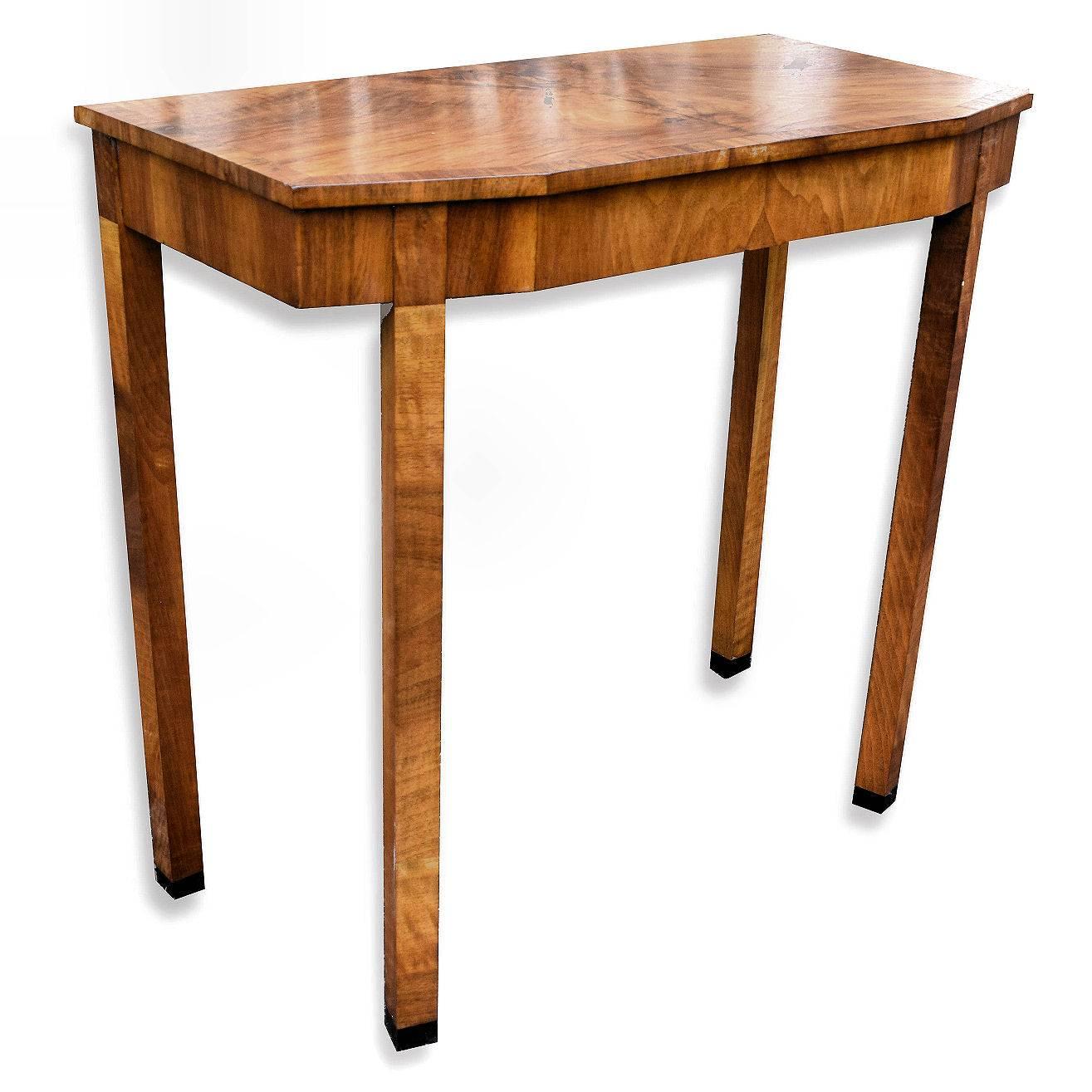 For your consideration is this English, 1930s Art Deco console table in beautiful walnut veneers. Ideal size for modern use, either to use as focal point for a room with either flowers or a sculpture or perhaps more traditionally as a telephone