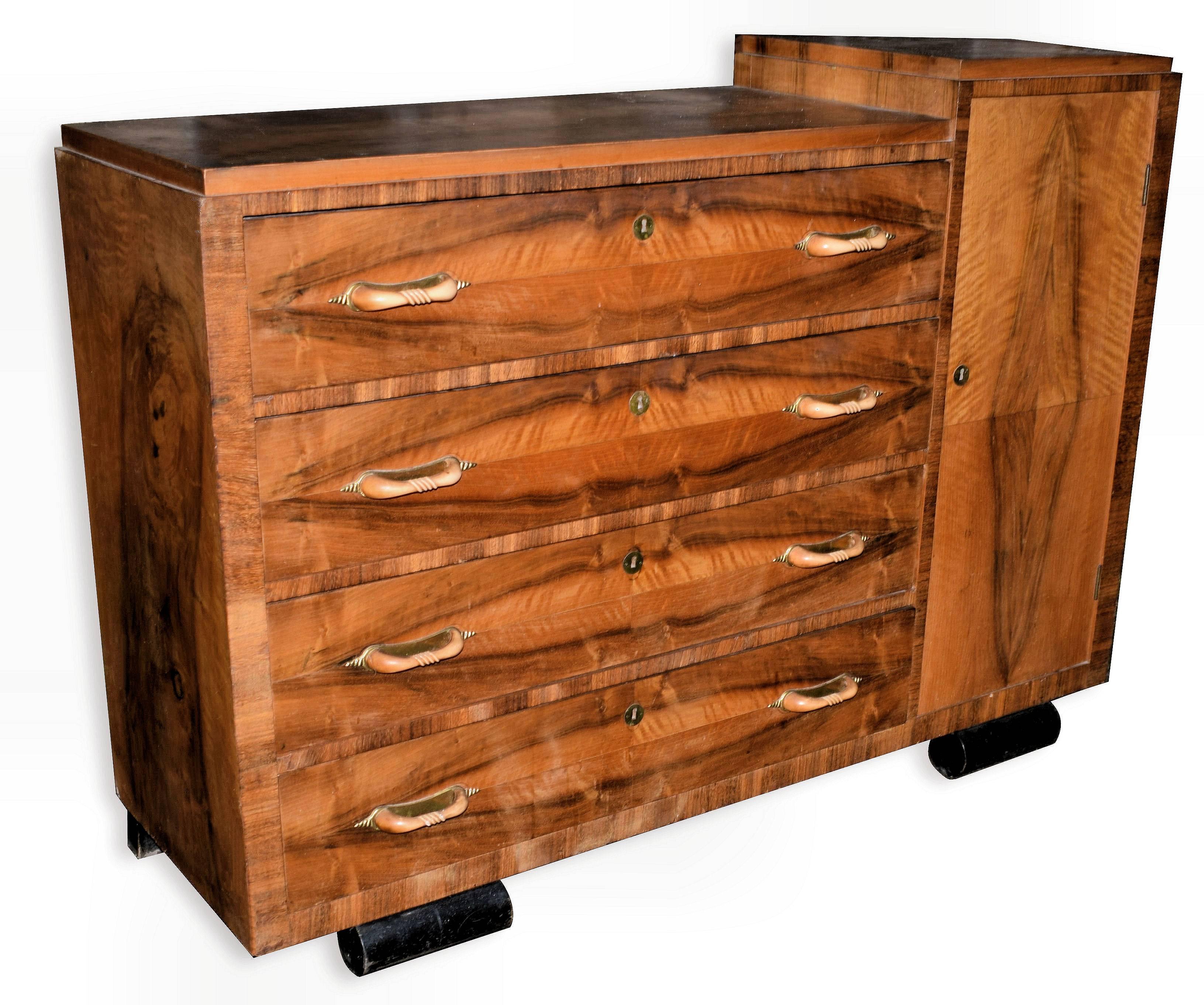 Very stylish 1930s Art Deco Italian chest of drawers in a beautifully figured walnut. Very attractive and unusual design with four very generously sized drawers plus side cupboard with internal shelving. This chest is a great sized piece of