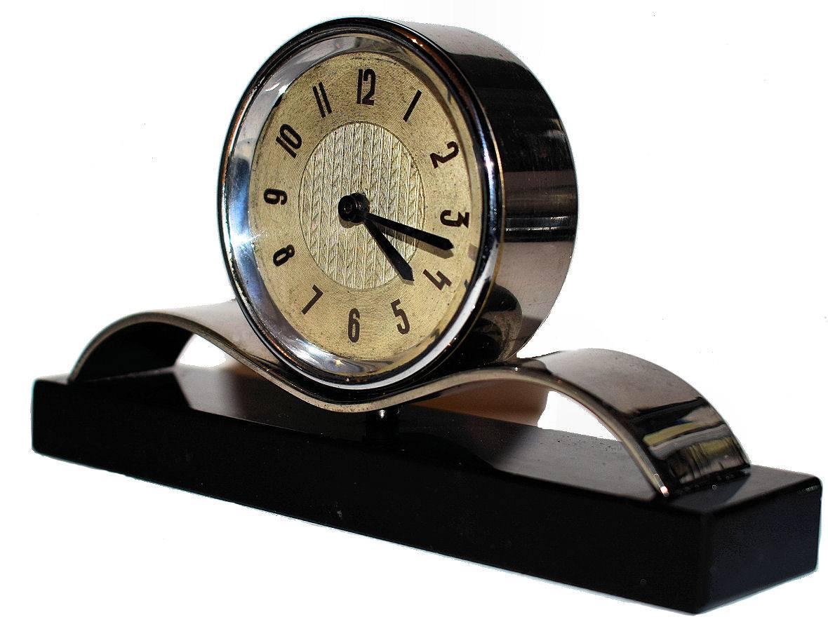 Delightful little Art Deco desk clock originating from France. Features jet black slate base which supports a ribbon of chrome underneath the dial. Very stylish piece and in excellent condition. Comes to you in full working order.