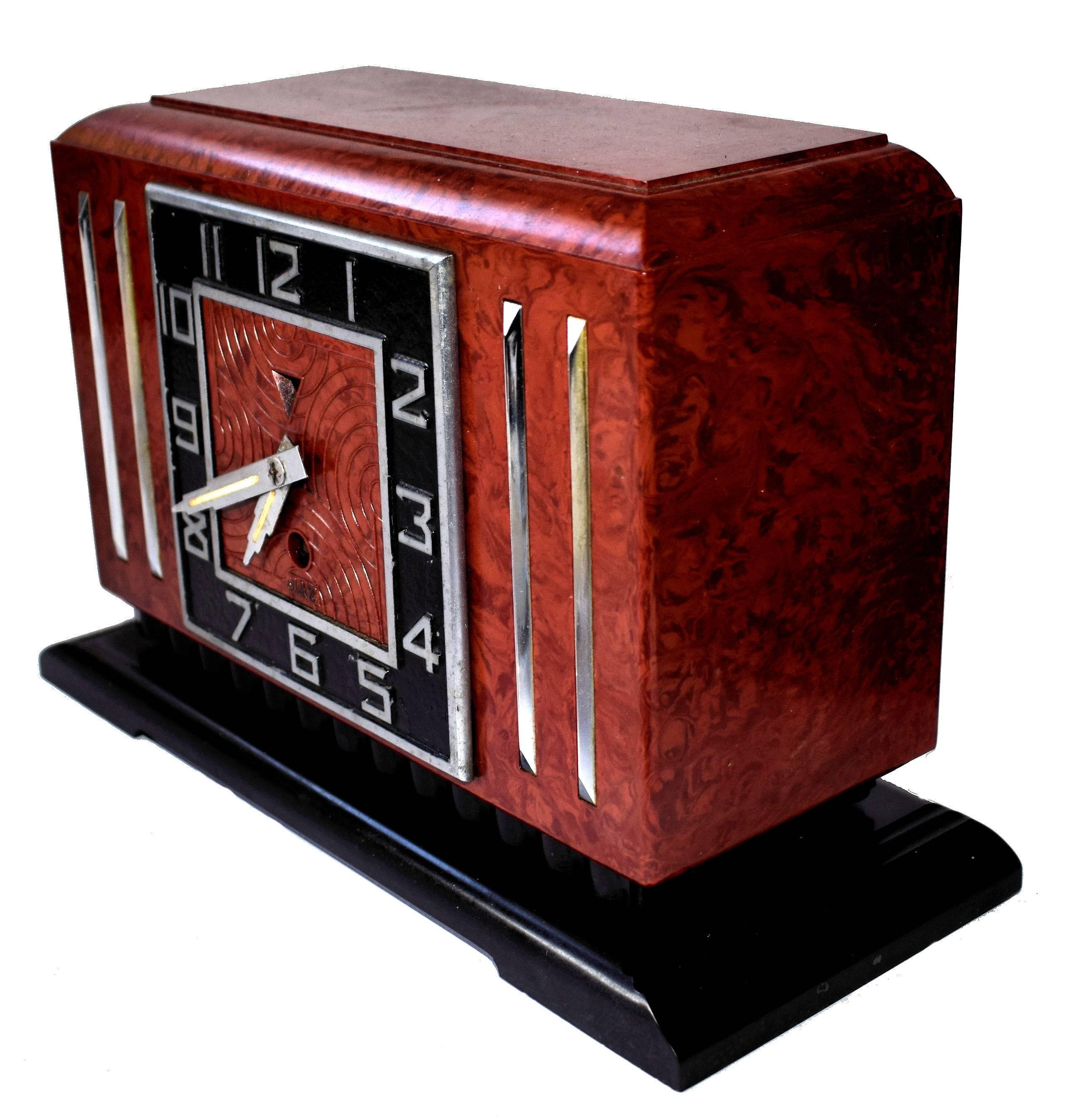 Very attractive and totally authentic rare 1930s Art Deco French Bakelite clock by Jaz. These are commonly considered to be the 'daddy' of all the Bakelite Jaz clocks and we can see why. The casing is very indicative of this very iconic era with its