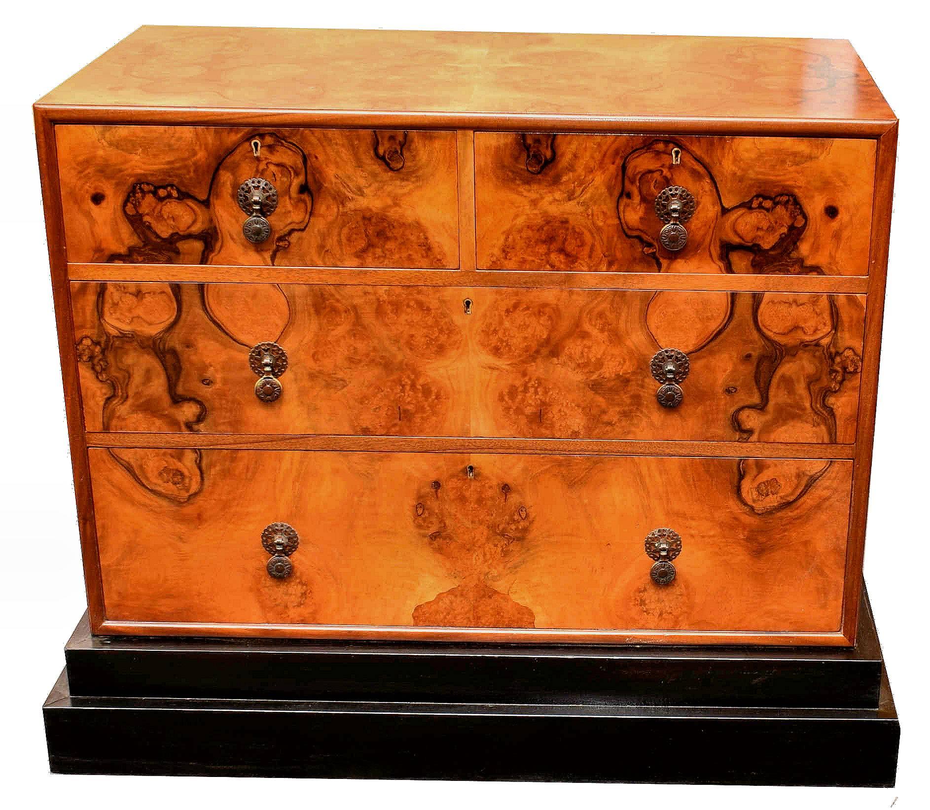 Very stylish and wonderfully figured walnut chest of drawers. The veneers are the real selling point to this piece, along with being very functional. Two large and generously sized drawers to the base with two smaller single drawers to the top. The