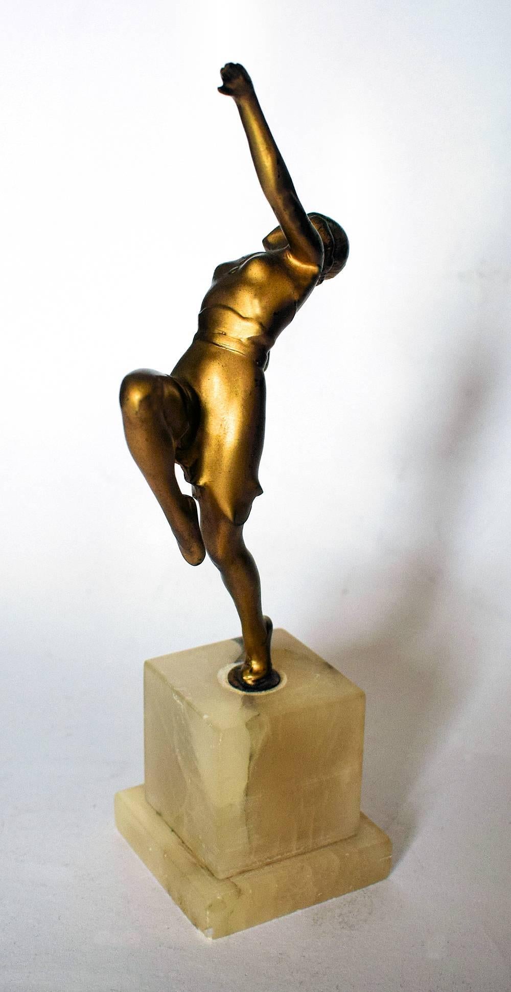 Für Ihre Betrachtung ist diese wunderbare 1930er Jahre Art Deco Tänzerin Figur aus Spelter und vergoldet auf der Oberseite. Sie ruht auf einem Onyxsockel und ist mit 25 cm eine gute Höhe für die Präsentation. Wunderschön detailliert und in gutem