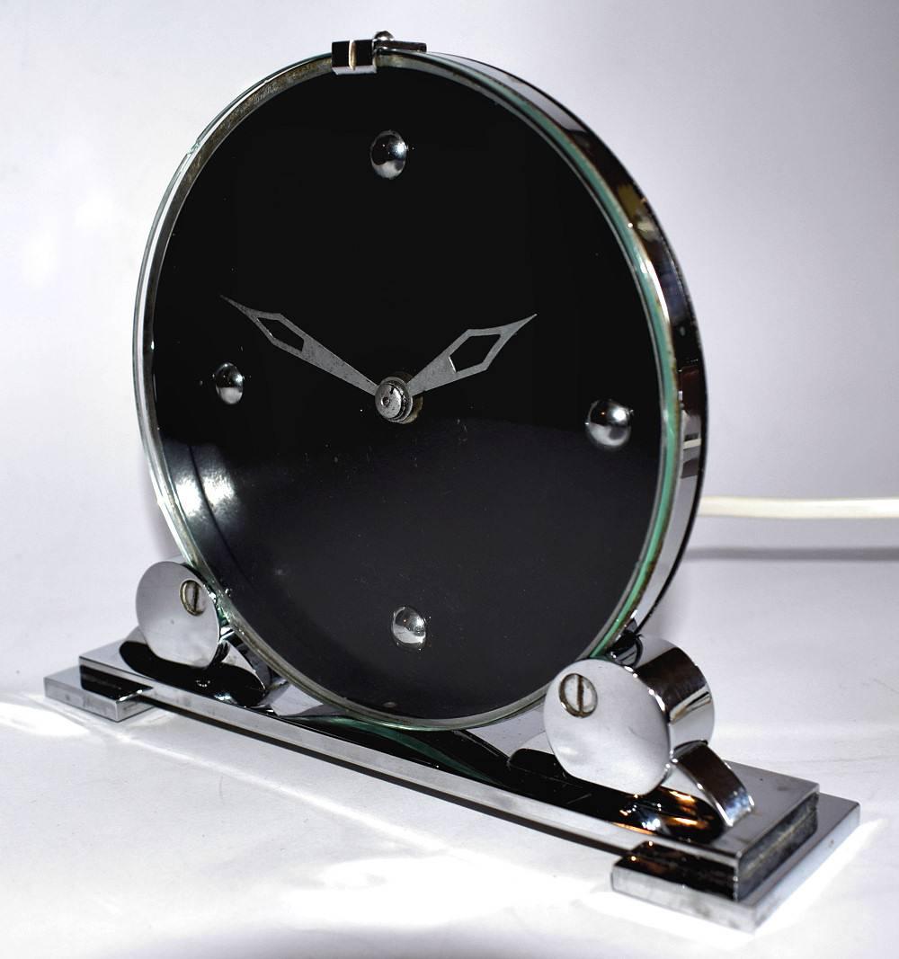 Very stylish 1930s English electric chrome Art Deco mantel clock. It has a 200-250v electric movement which keeps good time. The chrome casing is in exceptional condition showing the bare minimum of age, beyond it being re-chromed I don't think you