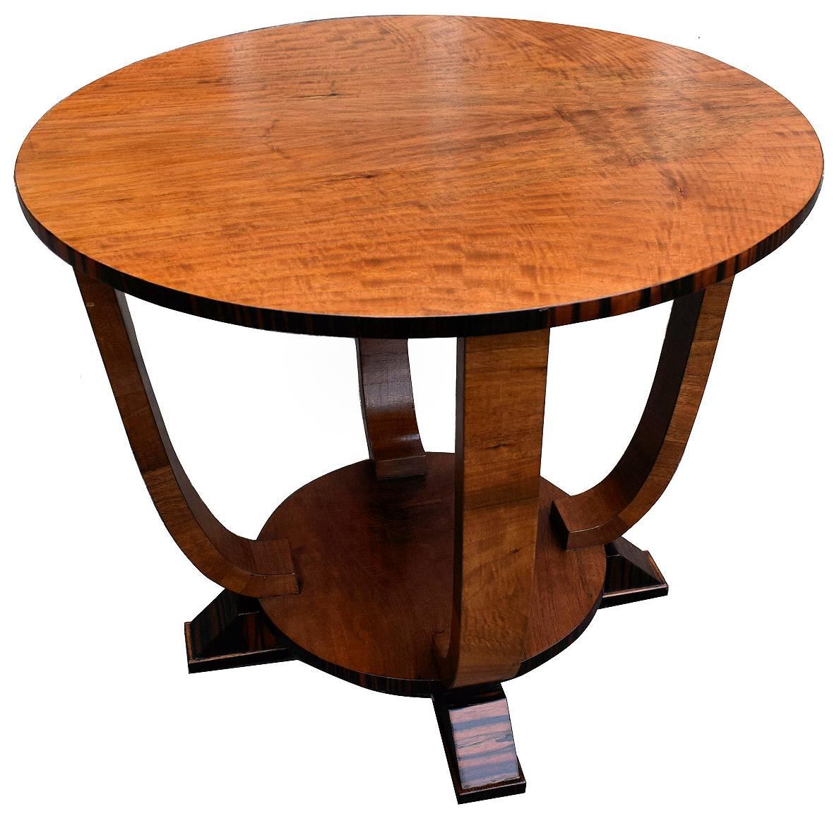 Very stylish and totally authentic 1930s English occasional table in Macassar ebony and walnut. The detailing and quality of veneers shows real sign of craftmanship. Ideal piece as end table or centre table. Condition is excellent having been fully