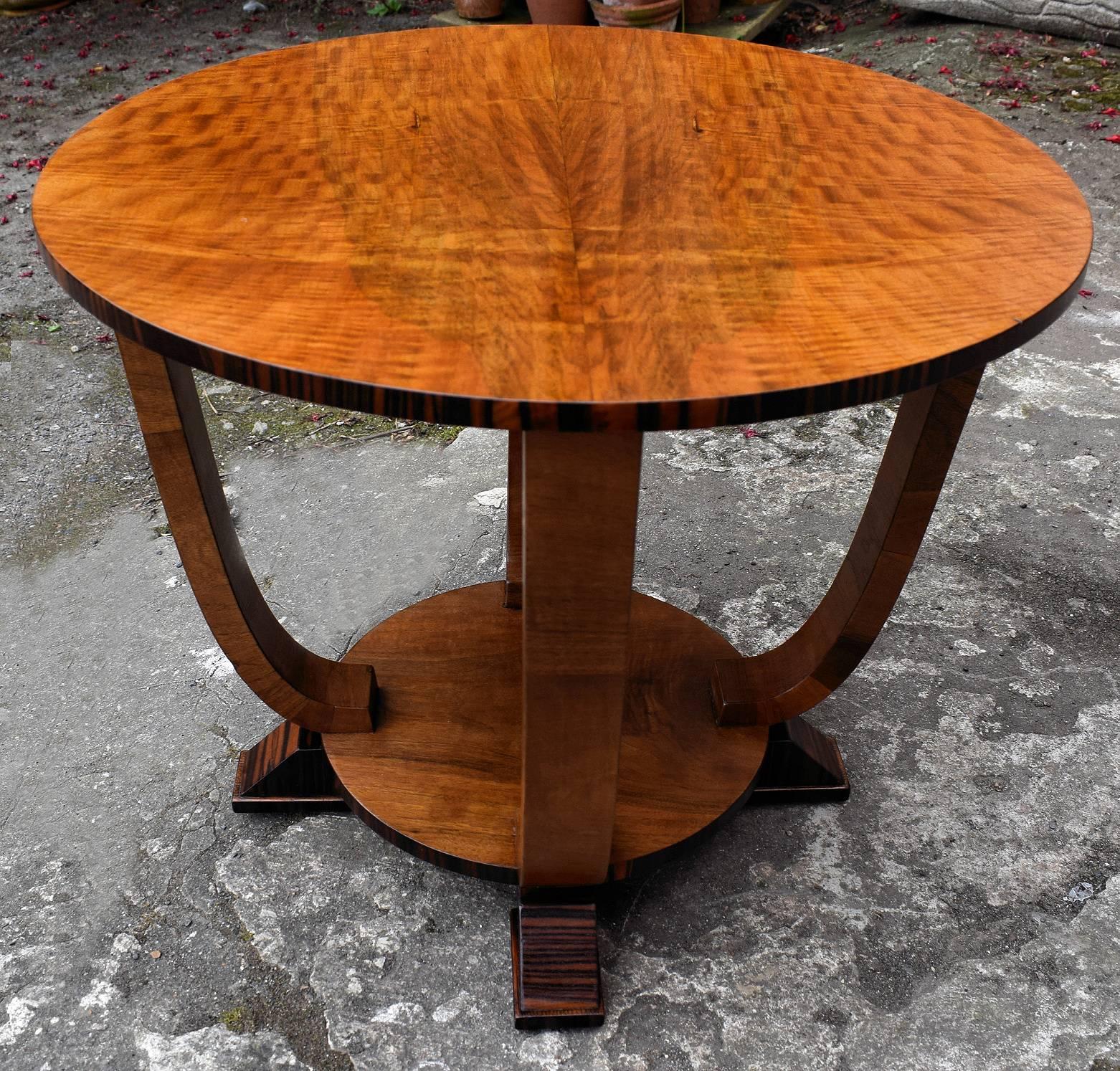 1930s Art Deco English Occasional Table in Macassar Ebony and Walnut In Excellent Condition In Devon, England