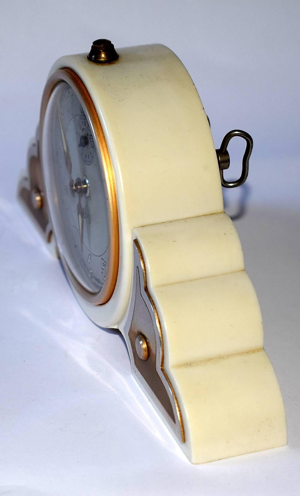 Very attractive 1930s Art Deco Ivory colored bakelite clock. Originating from France this wonderful clock is the epitome of Art Deco with its fabulous cloud shaped case. The clock works well and keeps good time. We haven’t tested the alarm aspect to
