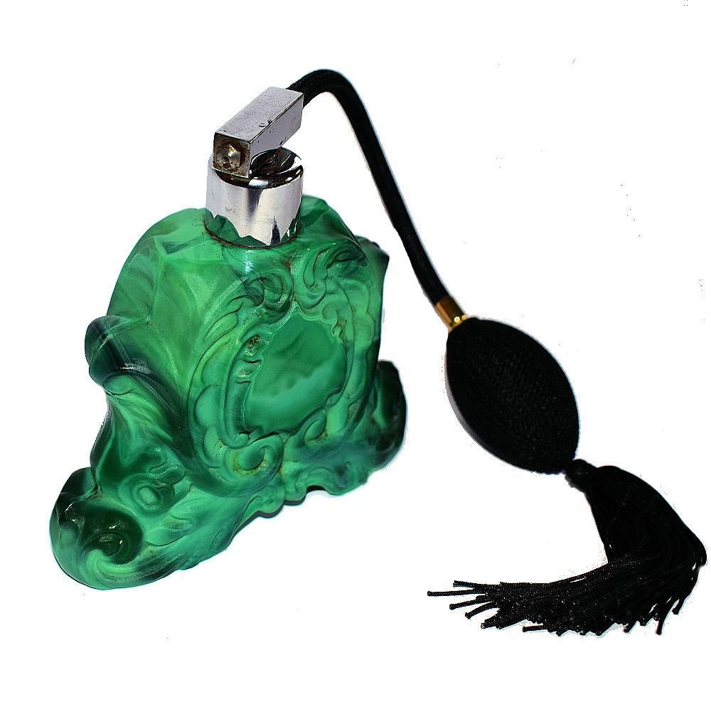 Sehr attraktiver Parfümzerstäuber aus grünem Malachit aus den 1930er Jahren:: hergestellt in der Tschechischen Republik. Es handelt sich um ein Originalstück:: das nicht mit den modernen Reproduktionen zu verwechseln ist. Die Quaste und der Puff