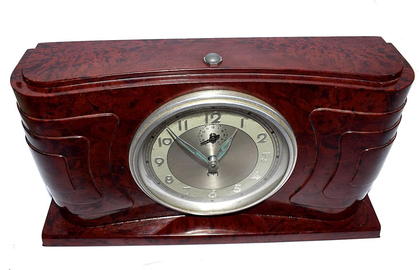 Very attractive and totally authentic 1930s French Bakelite clock by the clock makers 'Japy'. The streamline casing is in a deep mottled red bakelite and is excellent condition with no damage to report. The clock works well and has a nice mellow