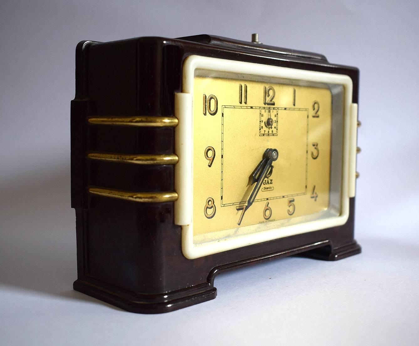 Very attractive and totally authentic 1930's, Art Deco French bakelite clock by Jaz. Condition is very good, there are no chips or discoloration to the bakelite. It keeps very good time having been professionally serviced recently. We haven’t tried