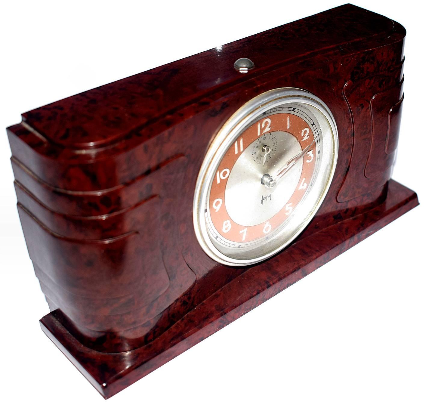 Very attractive and totally authentic 1930s French Bakelite clock by the clock makers 'Japy'. The streamline casing is in a deep mottled red bakelite and is excellent condition with no damage to report. The clock works well and has a nice mellow