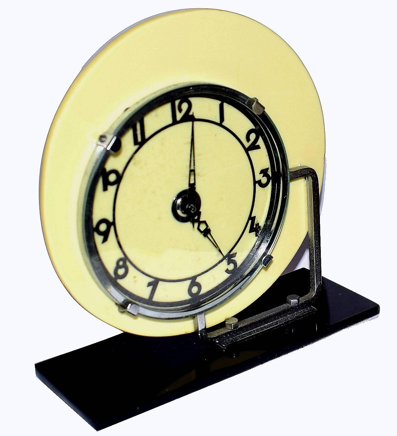 Stylish 1930s Art Deco Clock by English makers GEC, runs on electricity, so plug in and go! Yellow vitrolite face rests on a black vitrolite base. The bezel and dial are chrome and a little off centre giving that quirky modernist look. Condition of