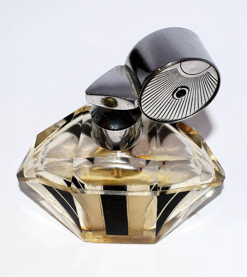 This is a superb 1930s Art Deco Czech perfume atomizer - possibly Karl Palda. The bottle is clear with a strong geometric black enamel design with a chrome fitment and silk bulb and tassel. Condition is excellent, there's no damage to mention and