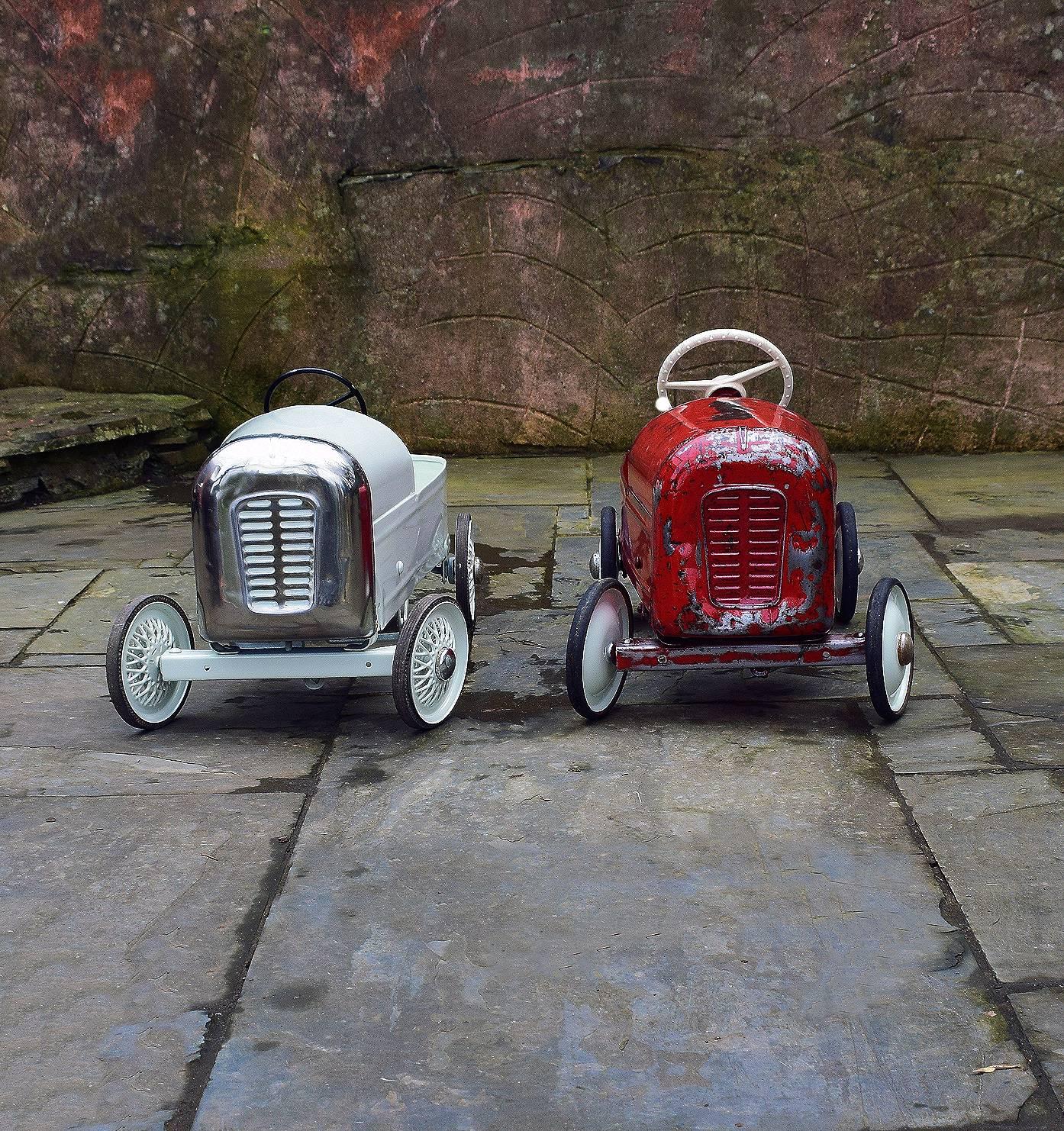 English 'Duke' Childs pedal Car by Triang with Tri Trailer In Good Condition In Devon, England