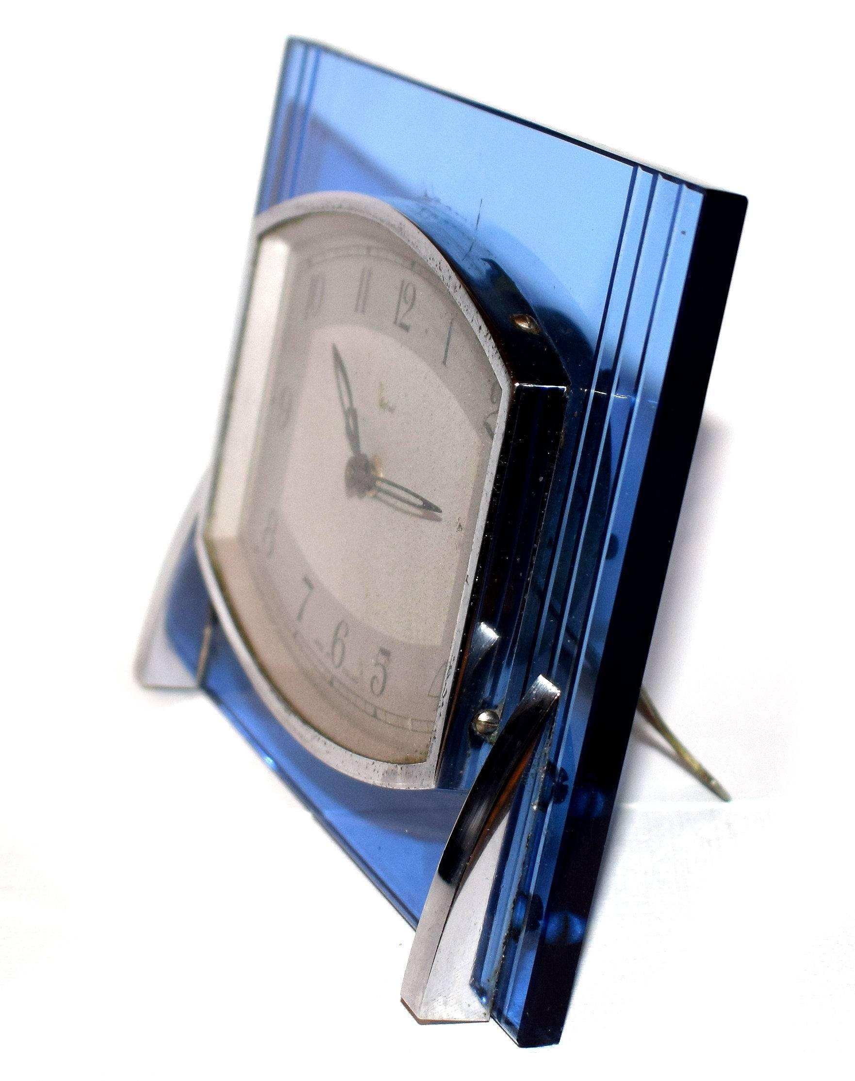 Élégante horloge anglaise des années 1930 en verre bleu avec des accents chromés par Enfield. Taille idéale pour un usage moderne, une cheminée ou un bureau. Il possède un chevalet en métal à l'arrière pour se tenir debout. Nous avons fait réviser
