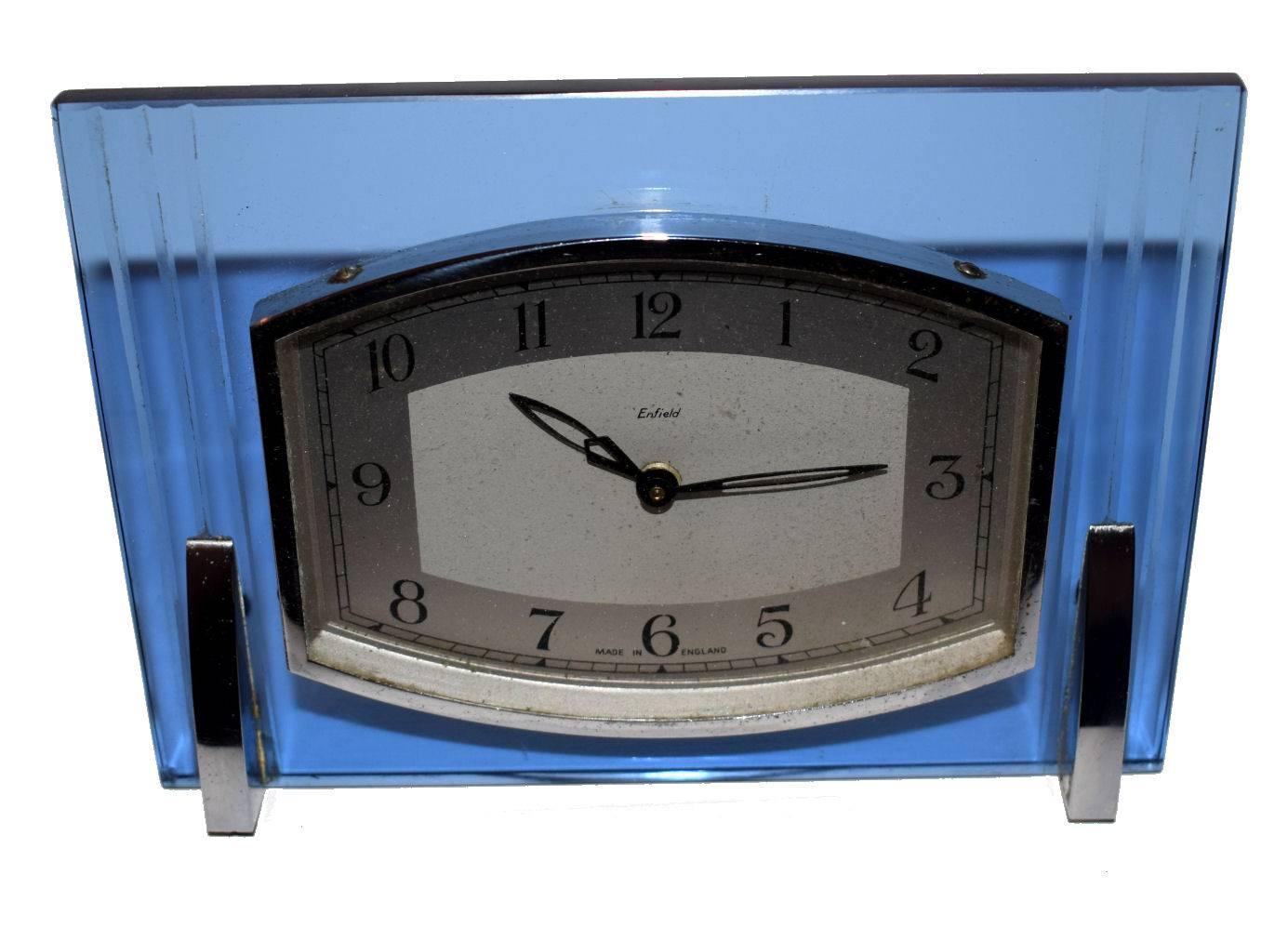Anglais Horloge Art Déco anglaise des années 1930 en verre bleu et chrome par Enfield en vente